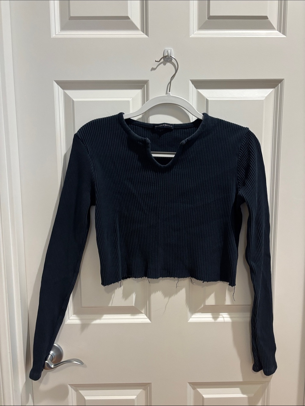 Brandy Melville
Ribbed Long-Sleeve Cropped Top - Navy